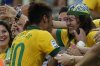 Neymar-se-abraza-a-unas-aficio_54376825690_54115221152_960_640.jpg