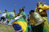 Hinchas-de-Brasil-previo-a-un-_54376137753_54115221152_960_640.jpg