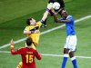 Iker-Casillas-and-Mario-Balotelli-Spain-vs-It_2788556.jpg
